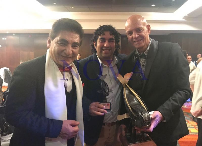 Cacho Rubio, periodista de espectáculos, Claudio Sosa, periodista de NOVA, y Héctor Gallo, organizador de los Premios Ballenas. (Foto: NOVA)