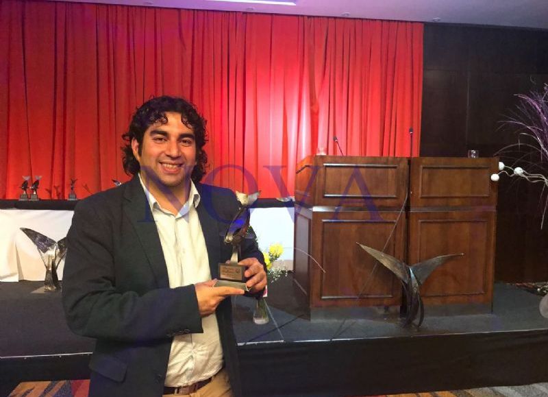 Periodista, Claudio Sosa, recibió el Premio Ballenas en nombre de Multimedios NOVA. (Foto: NOVA)