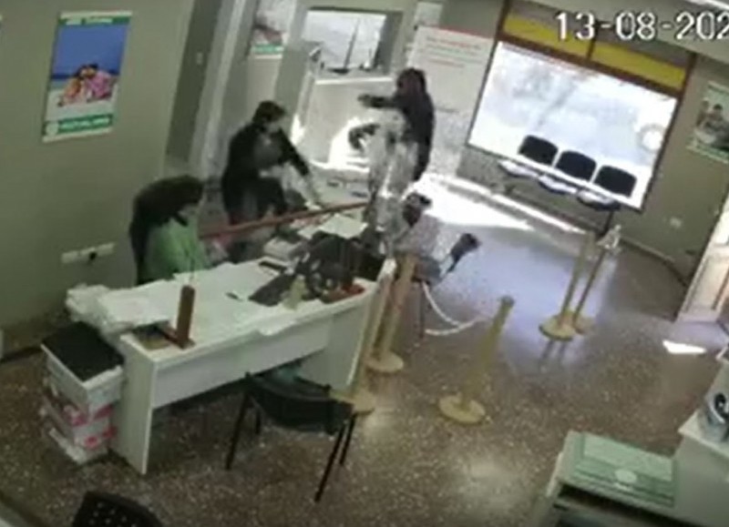 Todo quedó registrado en las cámaras de seguridad.