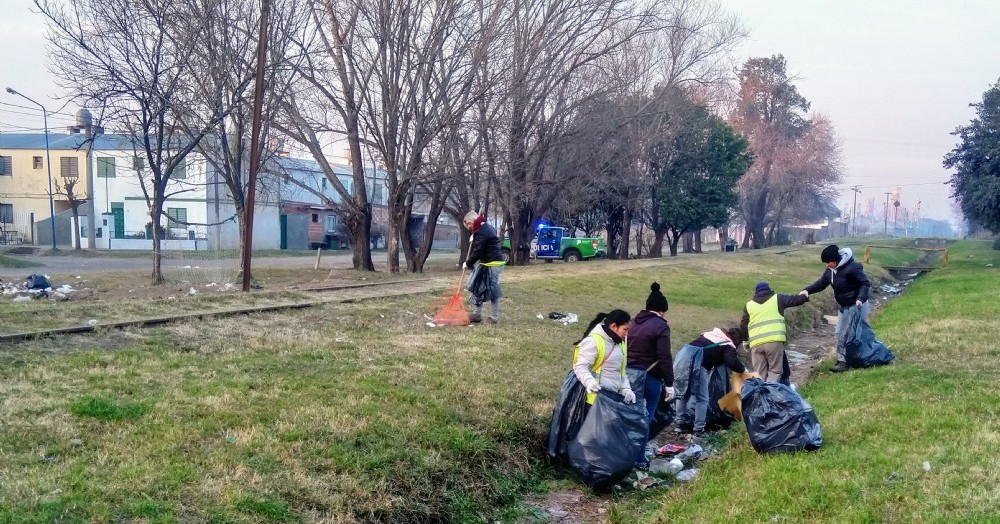 El grupo de barrido municipal, al pie del cañón.