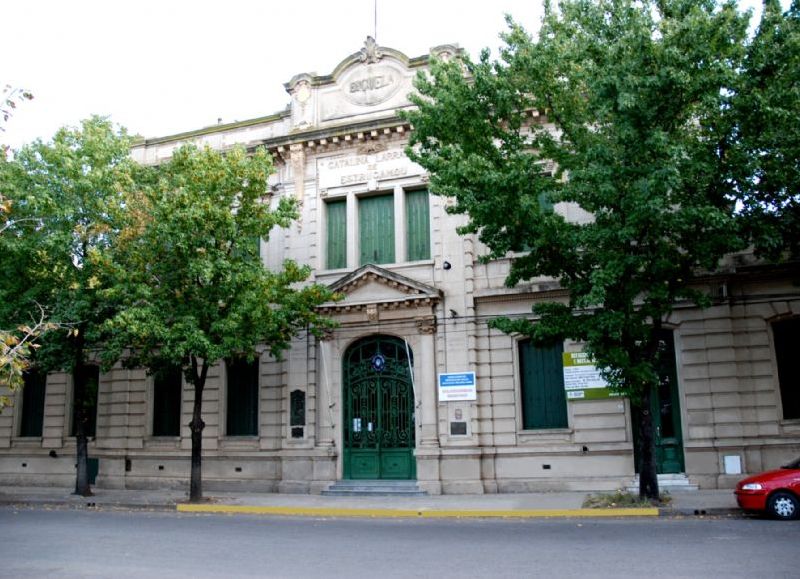 Inspectoras se presentaron en una escuela instando a la directora del establecimiento a moderar “las opiniones políticas”.
