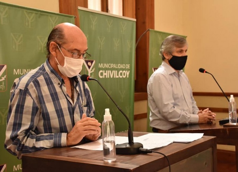 El secretario de Salud, José Caprara, junto al intendente Britos.