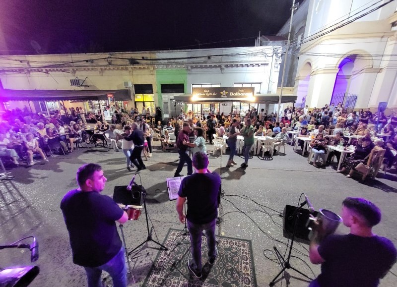 El próximo domingo 12 será el momento del Jazz y Blues para cerrar las noches de varieté con la presencia de Julián Eroles, Daniel Bonino y La 21 Blusera.