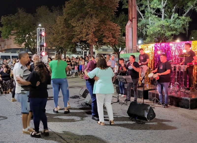 Se llevó a cabo una nueva Varieté organizada por la Dirección de Cultura del Municipio de Rojas a la vera de la Plaza San Martín, sobre la Avenida 25 de Mayo entre calles H.Yrigoyen e Iribarne.