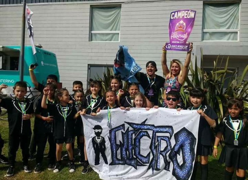 Al inscribirte podrás participar de los diferentes grupos con los que cuenta la academia, tanto como en la disciplina Hip Hop como en Reggaeton.