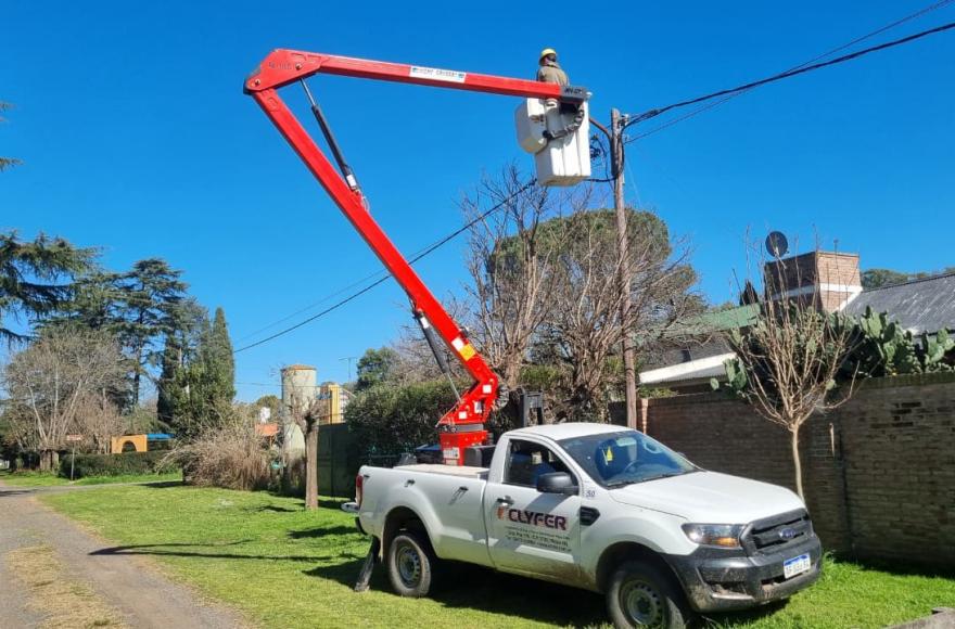 La Municipalidad de Rojas informó que continúa la colocación de luces LED.