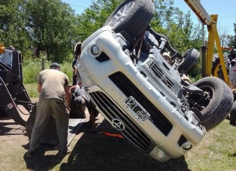 Un Hilux terminó cayendo al canal.