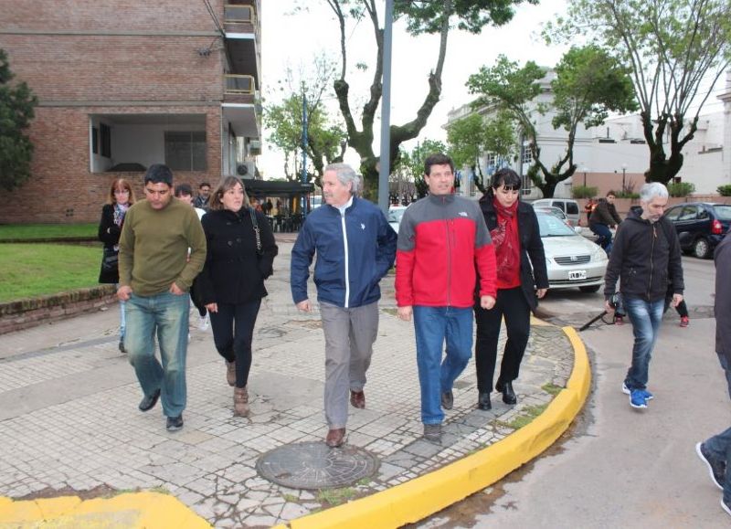 Felipe Solá junto a Molina recorriendo las calles de la comuna.