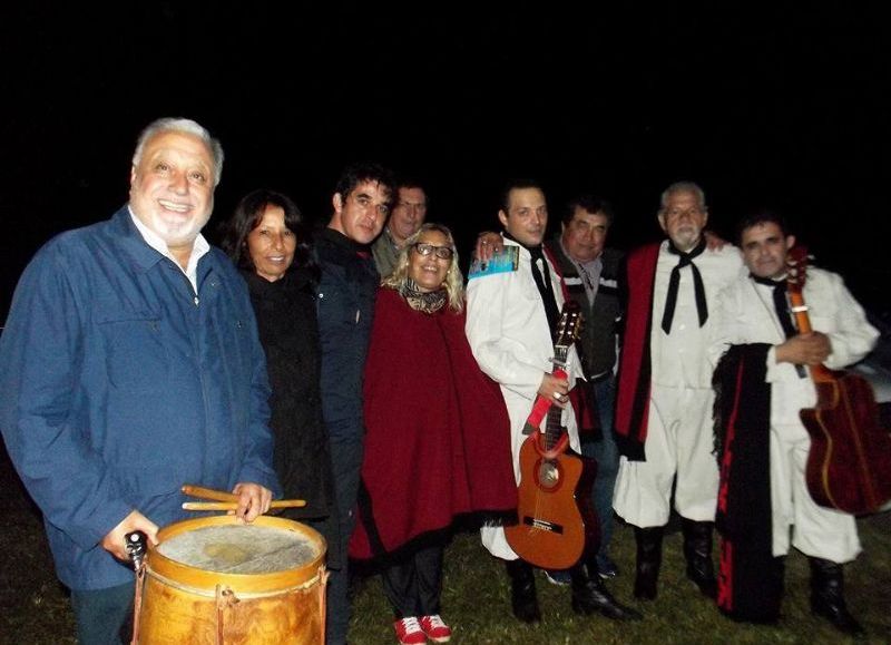 Cena con folklore del bueno.