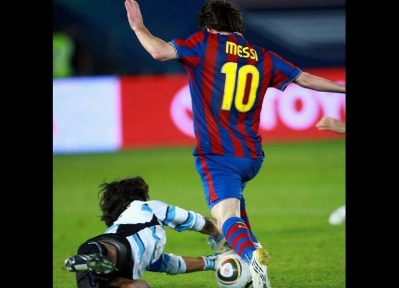 Enfrentando a Messi.