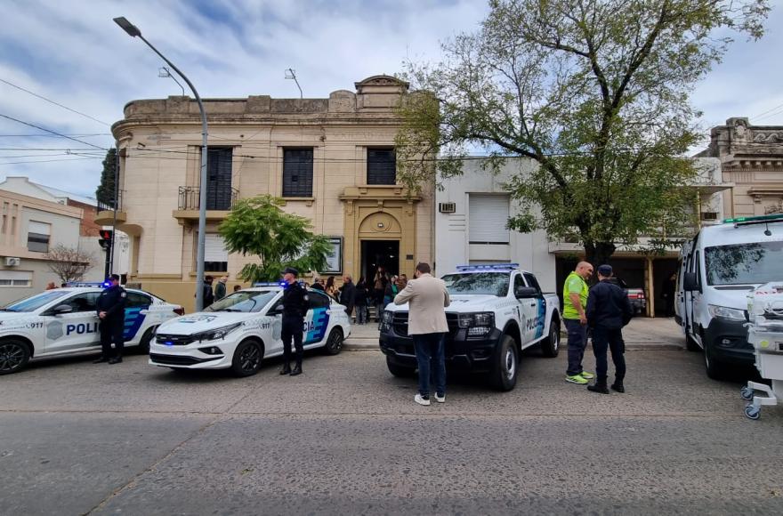 También se entregaron nuevos patrulleros para fortalecer las tareas de prevención y combate del delito. 