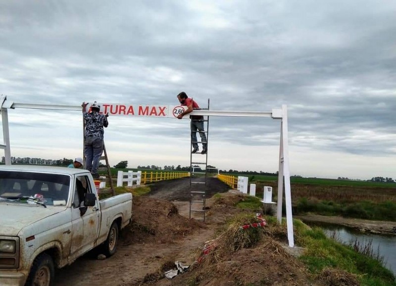 Armado de arcos que marcarán el límite de altura.