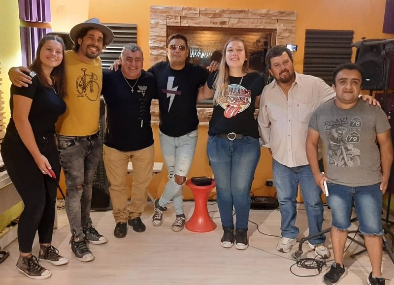 Ariel Fullana y otros artistas rojenses unieron sus voces. 