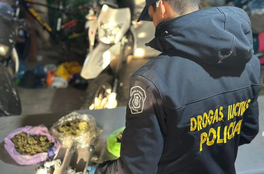 Se secuestró un pan de marihuana de más de un kilo, varios envoltorios de la misma sustancia listos para la venta.
