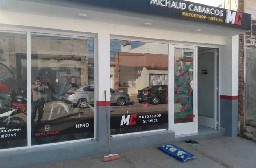 Buscaban ingresar a un local de venta de motos.