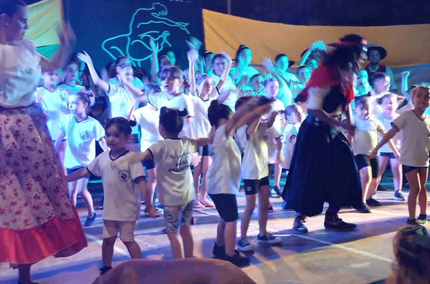 Gran celebración a las puertas de su sede