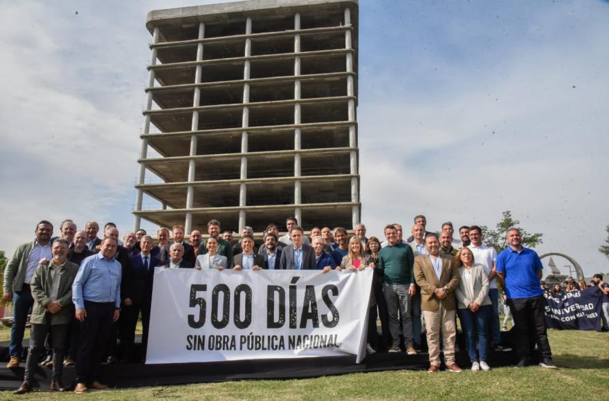 Durante el acto denunciaron que las miles de obras detenidas a lo largo de nuestro país provocaron la caída de 100.000 puestos de trabajo.