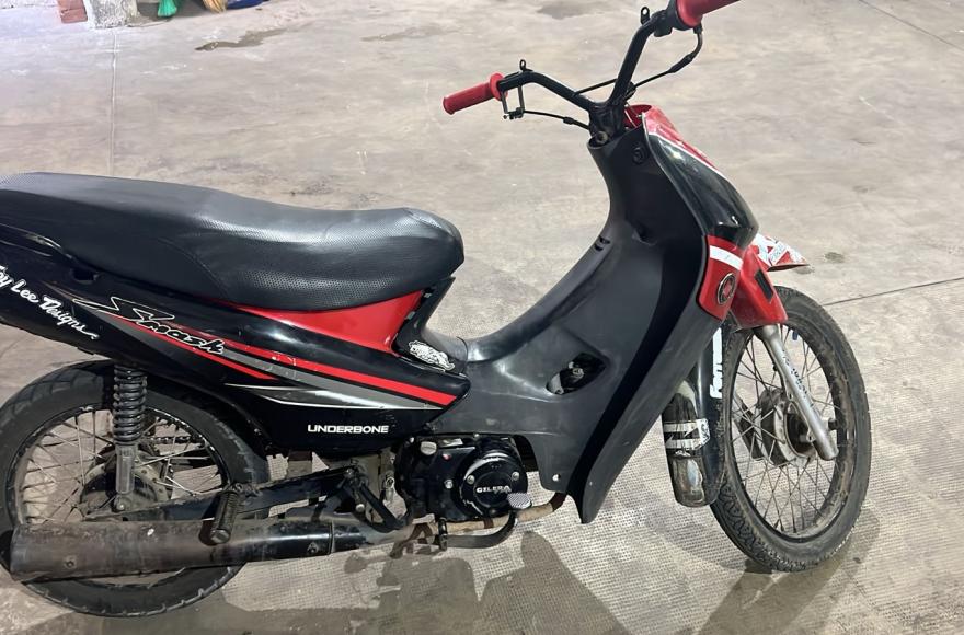 Personal policial e inspectores municipales retuvieron una motocicleta robada durante un procedimiento realizado este miércoles por la tarde.