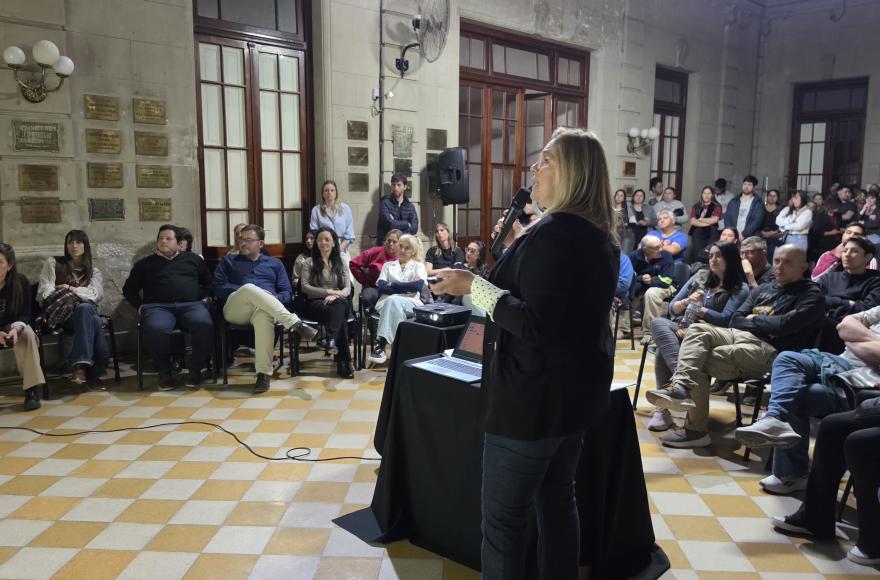 Carina Airet acompañó al intendente.