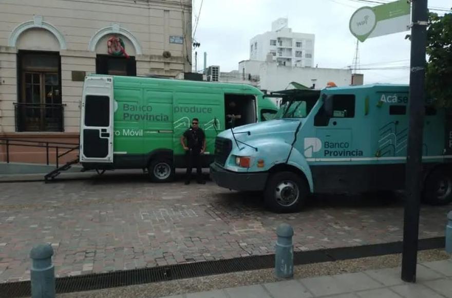 Se realizan trabajo de modernización en el sector de cajeros automáticos de la sucursal Rojas del Banco Provincia.