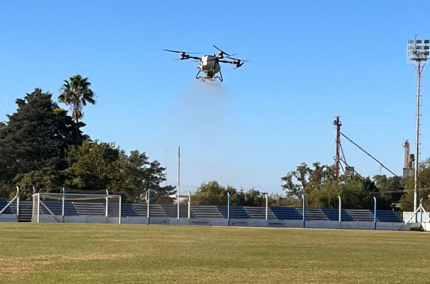 Resiembra con drones en la cancha de Argentino
