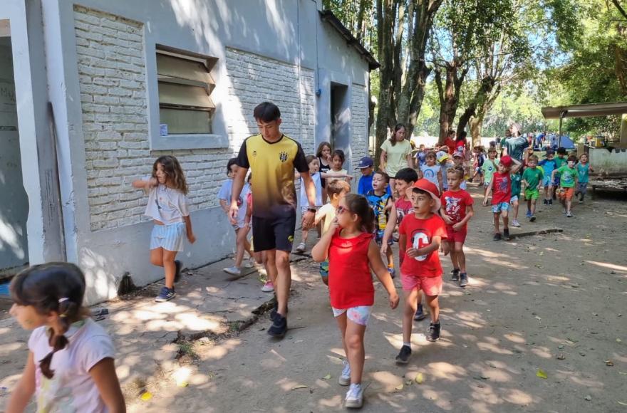 El jefe comunal compartió una jornada junto a los niños y el equipo de trabajo.