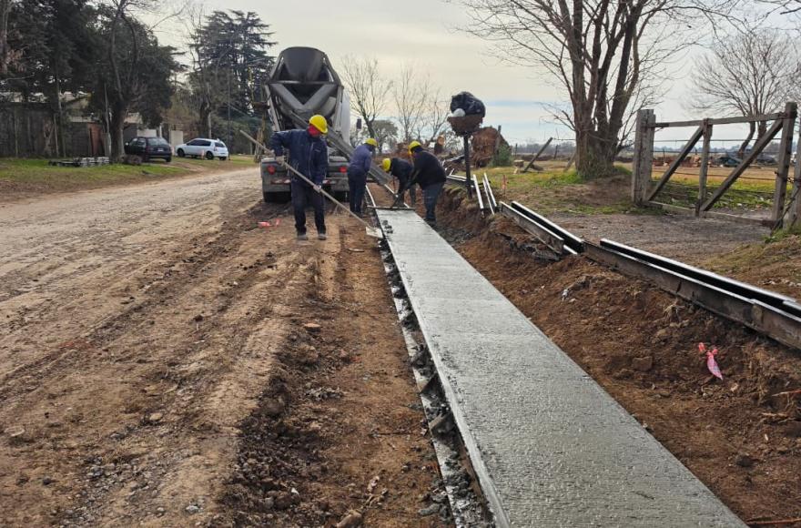 Ya se realizaron los primeros metros de cordón cuneta en Avenida Pellegrini