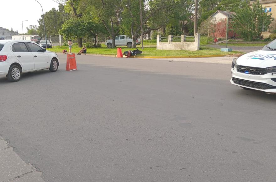 En automóvil Volkswagen Gol, conducido por una mujer, colisionó contra una motocicleta 110 cc.