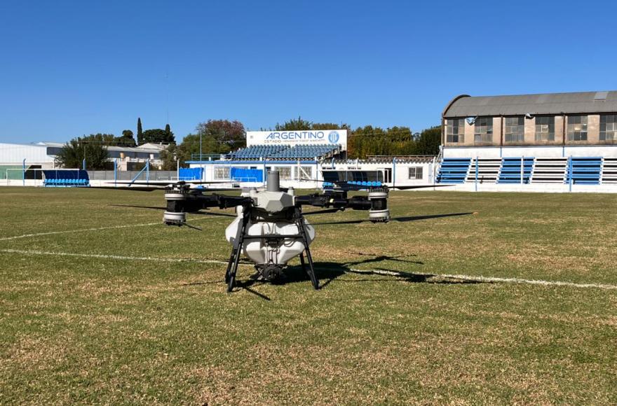 Resiembra con drones en la cancha de Argentino