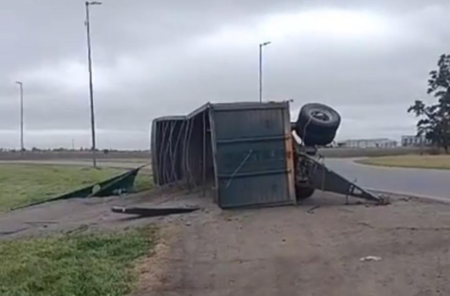Sorpresa en la rotonda: un acoplado volcado y sin el camión