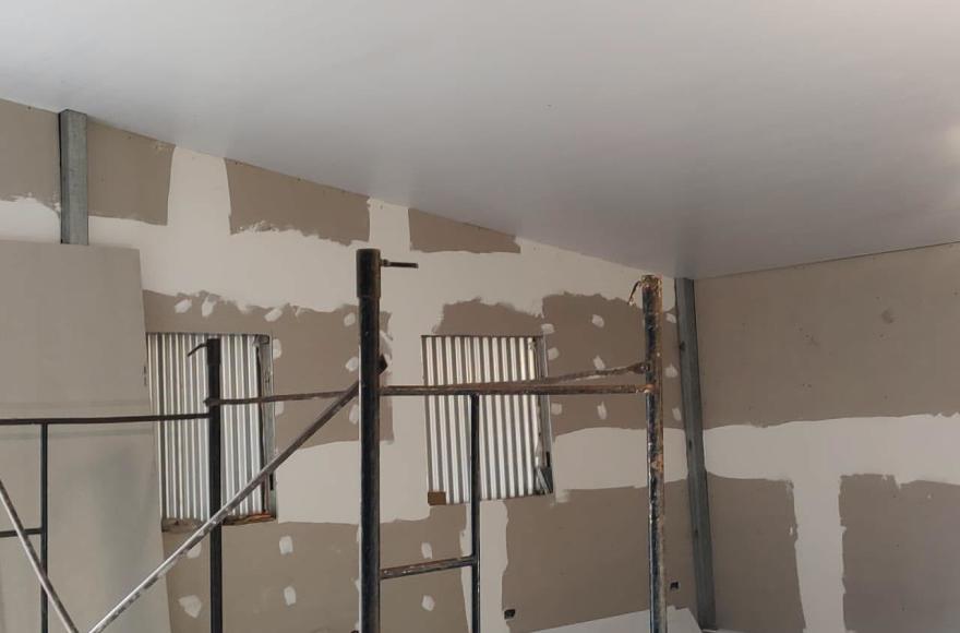 Avanza la obra del SUM en Barrio Evita