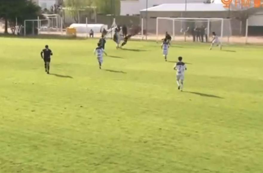 Cabezado goleador de Matías Morales.