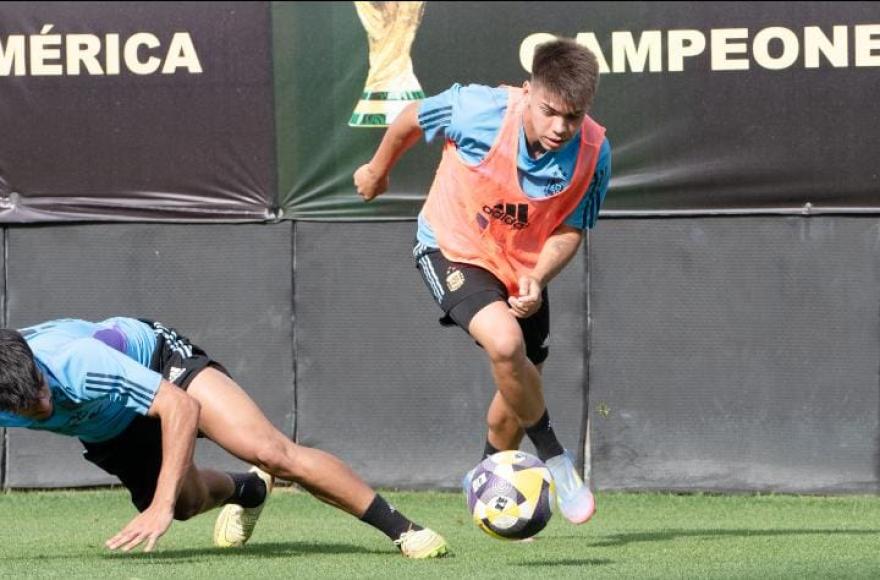 Santiago Espíndola fue convocado para representar a la Selección Argentina Sub-17 en el Mundial de Qatar.
