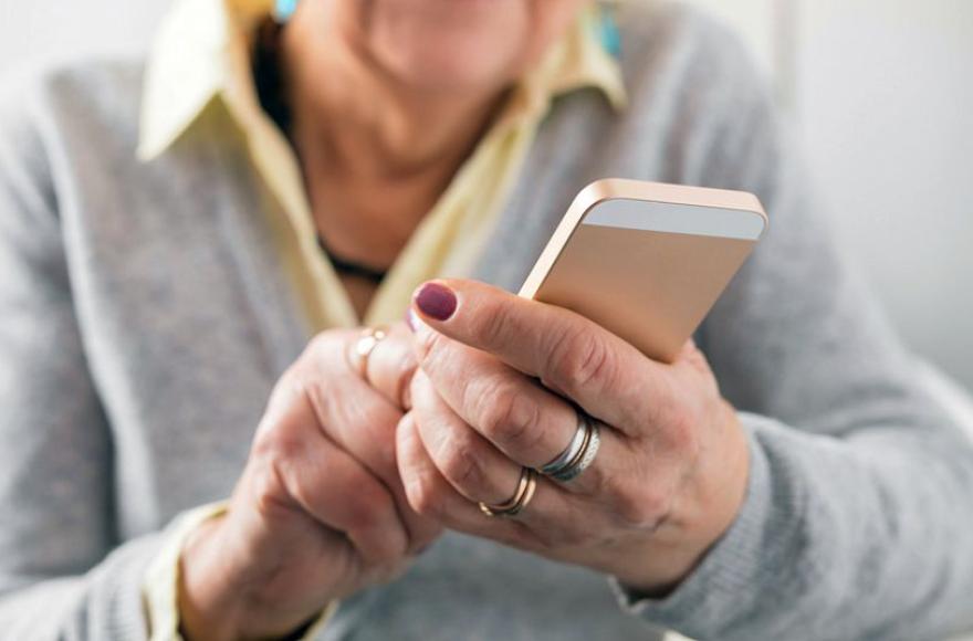 Tras un llamado telefónico, una mujer de mayor edad fue estafada.