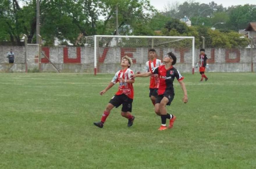 Sigue la acción.