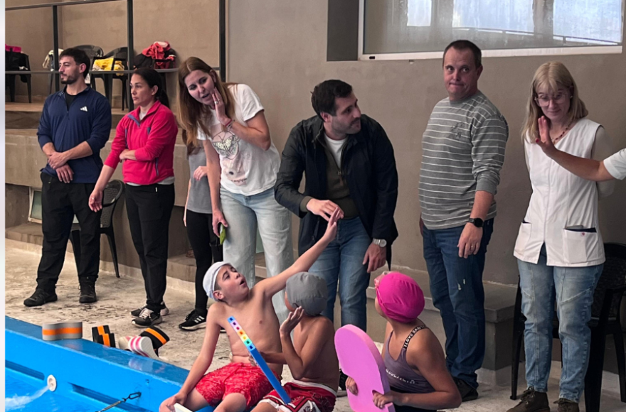 Los alumnos de distintos niveles demostraron las habilidades, seguridad en el agua y trabajo en equipo adquiridos.