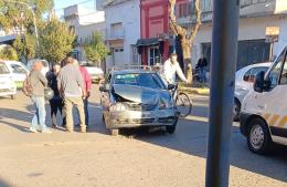 Chocan dos vehículos en plena avenida