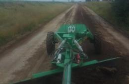 Reparan caminos viales afectados por el paso de maquinaria agrícola