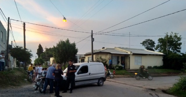 Choque de una moto y un utilitario en Barrio Progreso