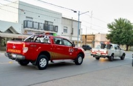 Bomberos recorren la ciudad mostrando la nueva camioneta