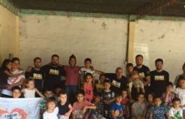 La Peña "Rojas es de Boca" entregó útiles escolares y huevos de Pascua