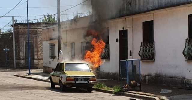 Se incendió un auto en calle Avellaneda al 500