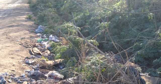 Arrojan basura en caminos rurales