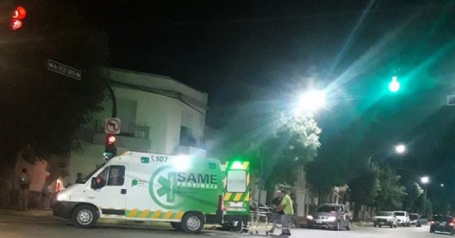 Chocan dos motos en la esquina de Avenida 25 de Mayo y Avellaneda