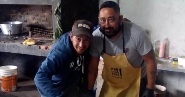 Los vecinos solidarios de barrio La Loma entregaron el tercer almuerzo de domingo