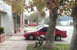 Ramón y sus vecinos ocupan toda la vereda con sus autos y motos