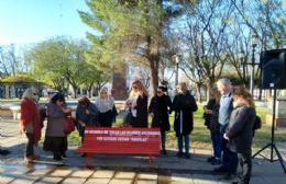 Concientización: Instalaron un "banco rojo" en la Plaza San Martín