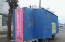 La casilla móvil municipal está instalada frente a la sede de Bromatología