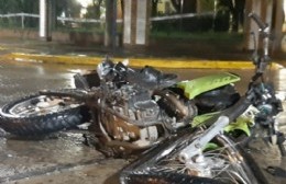 Accidente entre moto y combi en la esquina del Hospital