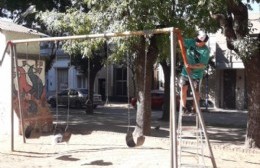 Trabajan en el pintado de los juegos de Plaza Rivadavia
